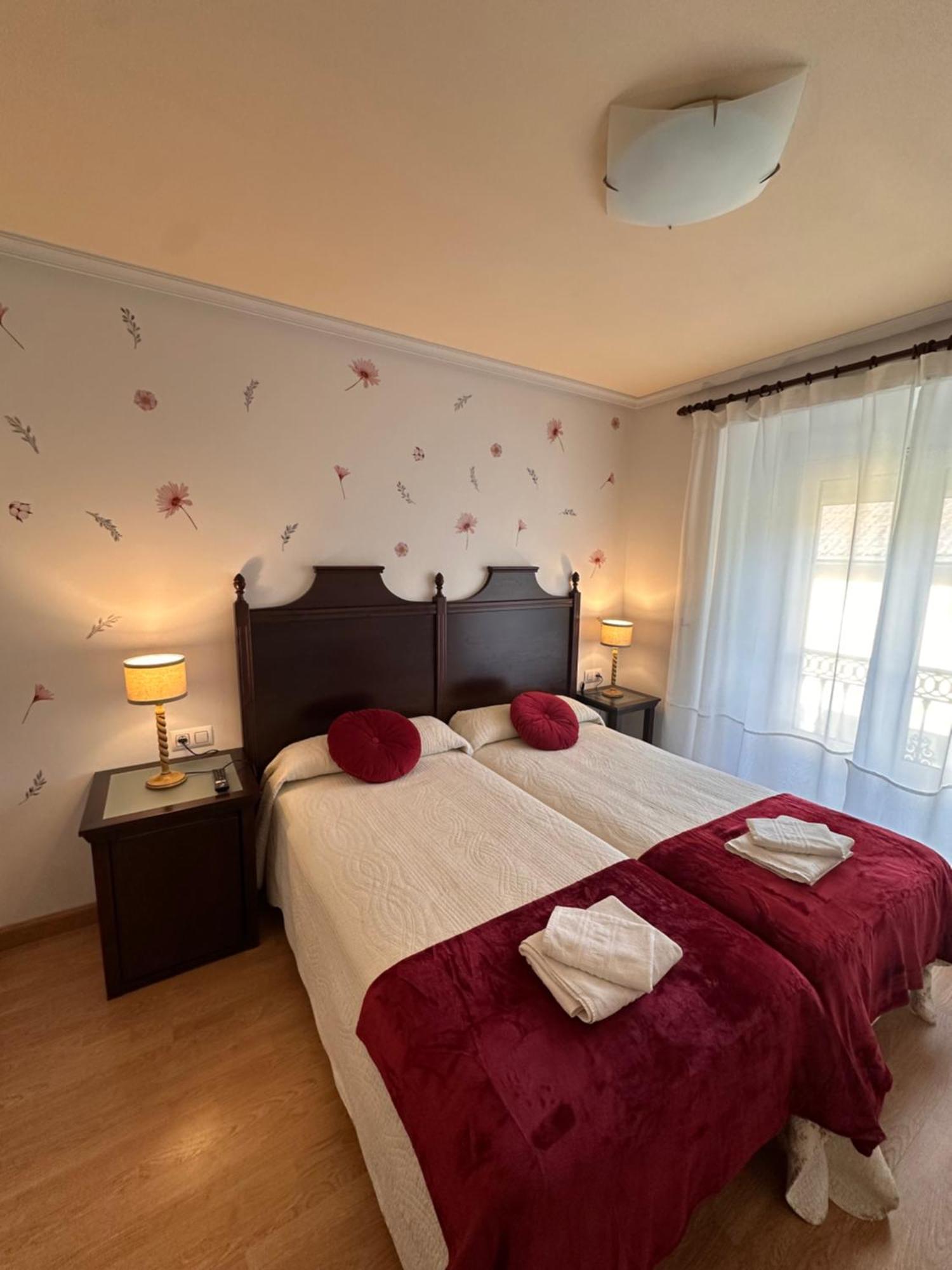 Onís Hotel Y Apartamentos La Lonja מראה חיצוני תמונה